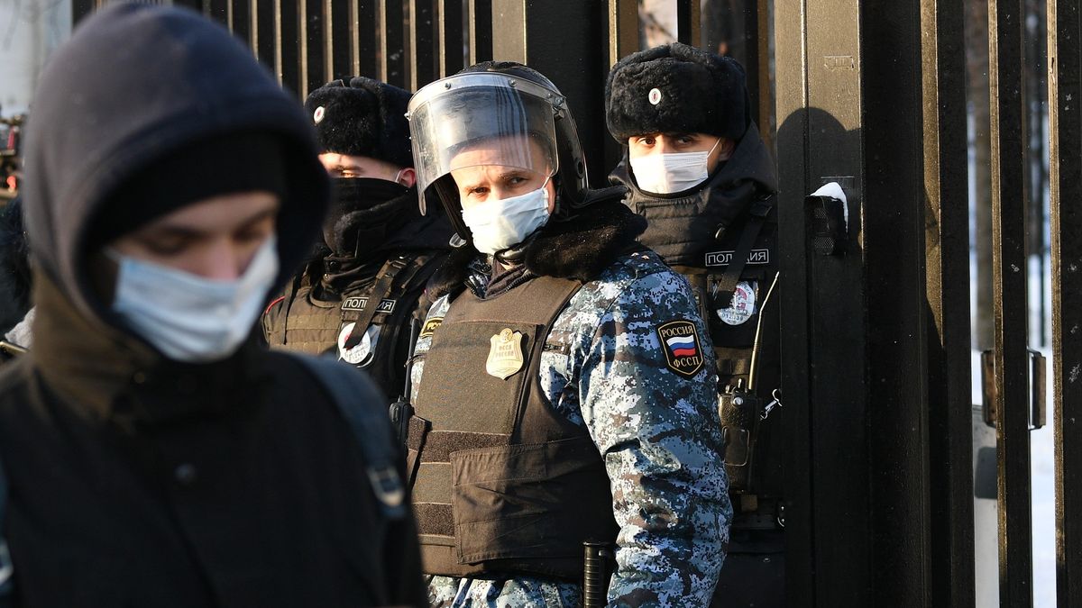 Odveta za hold Navalnému. Policie tlačila novináře hlavou k psí misce